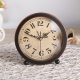Horloge Rétro Silencieuse En Métal Pour Étudiants Couleur Noire Design Vintage Avec Cadran En PVC Fonction Alarme Dimensions Compactes 14x4.9x14.5 cm Fonctionne Avec Pile AA