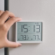 Réveil Magnétique Mural LCD Mince et Léger Affichage Température et Humidité Avec Fonction Alarme et Veille - www.yonis-shop.com
