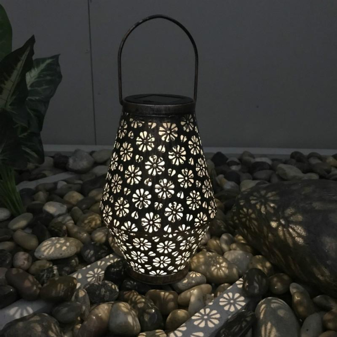 Lanterne Solaire LED Suspendue En Fer Pour Décoration De Cour IP65 Autonomie 8 Heures Recharge Automatique - www.yonis-shop.com