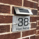 Plaque Numéro De Maison Solaire Murale 4 LED En Inox Chiffres Et Lettres Personnalisables IP44 6 À 8 H - www.yonis-shop.com