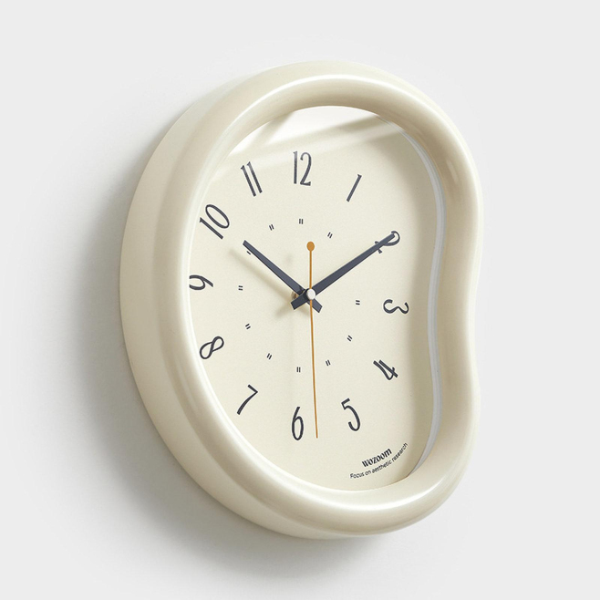 Horloge Murale Décorative Crème Silencieuse Avec Design Fluide Relief 3D En MDF Pour Salon Chambre Ou Bureau 30 X 26 Cm - www...
