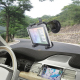 Support tablette voiture noir &agrave; ventouse fix&eacute; au pare-brise avec tablette tactile en situation - Yonis Y-hsvi3d