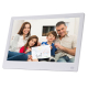 Cadre photo numérique blanc 11 pouces affichant un portrait de famille sur son écran LED - Yonis Y-cpn61-8Go-new