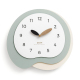 Horloge Murale Décorative En Bois Silencieuse Design Irrégulier Pour Salon Avec Chiffres Gravés 38 x 35 cm - www.yonis-shop.com