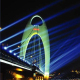 Projecteur LED RVB ext&eacute;rieur diffusant de puissants faisceaux lumineux bleus sur un pont illumin&eacute;. - Yonis Y-pes34
