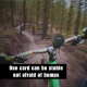 Enceinte waterproof Bluetooth noire fixée sur le guidon d'un vélo roulant sur chemin accidenté. - Yonis Y-12818-7572