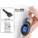 Mini traceur GPS porte-cl&eacute;s vert tenu en main avec son c&acirc;ble USB et sa notice. - Yonis Y-mtgpspc