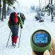 Mini r&eacute;cepteur GPS vert tenu en main en situation de randonn&eacute;e p&eacute;destre dans la neige. - Yonis Y-mtgpspc