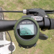 Mini traceur GPS r&eacute;cepteur vert kaki avec &eacute;cran install&eacute; sur un guidon de v&eacute;lo. - Yonis Y-mtgpspc
