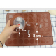 Plaque &agrave; macarons en silicone marron 48 moules + Poche &agrave; douilles - www.yonis-shop.com