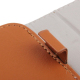 Gros plan sur le crochet de fixation ajustable de la housse pour tablette marron - Yonis Y-heu234