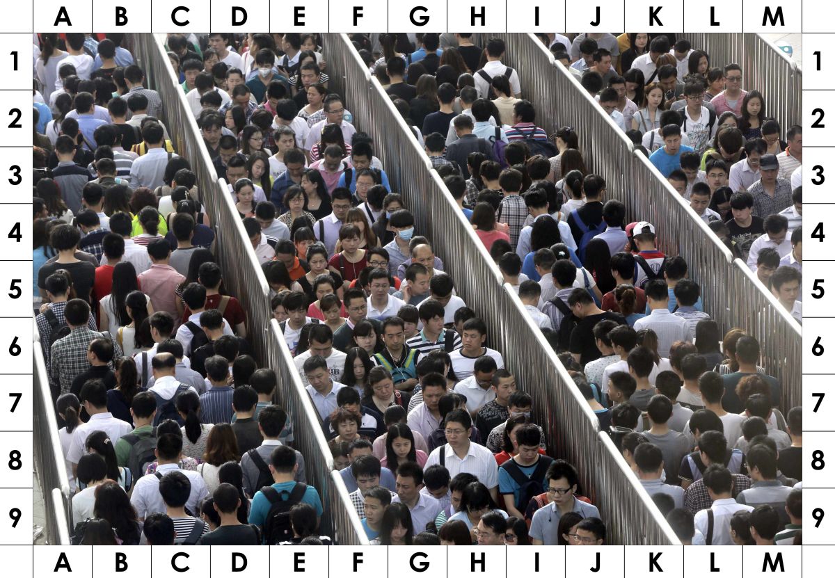 Super Yonis dans une file d'attente Passengers line up and wait for a security check during morning rush hour at Tiantongyuan North Station in Beijing