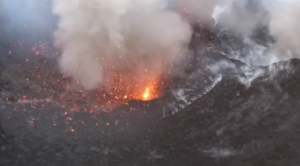 Volcan de l'&icirc;le de Tanna dans le Vanuata film&eacute; avec une cam&eacute;ra embarqu&eacute;e